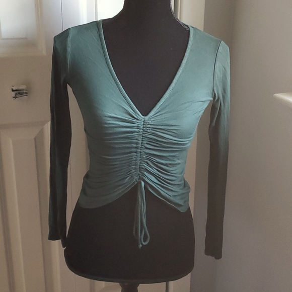 Ambiance pullover top. V-neck with front ruching. Kelly green, size smal… - Picture 1 of 5